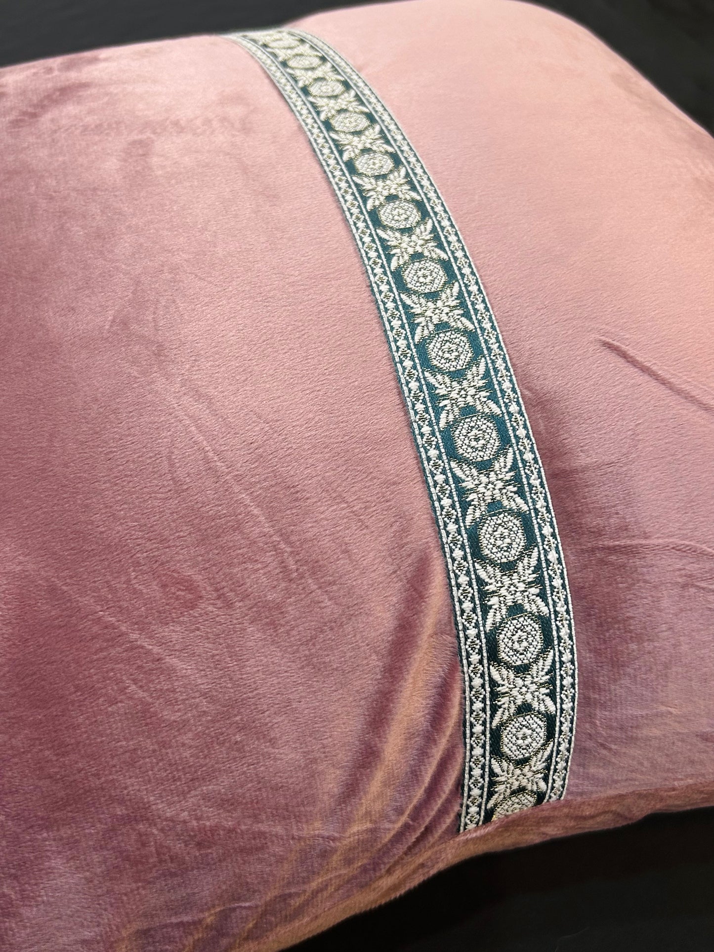 Velvet Single Mid Line 18x18 Cushion Cover ( Pink )