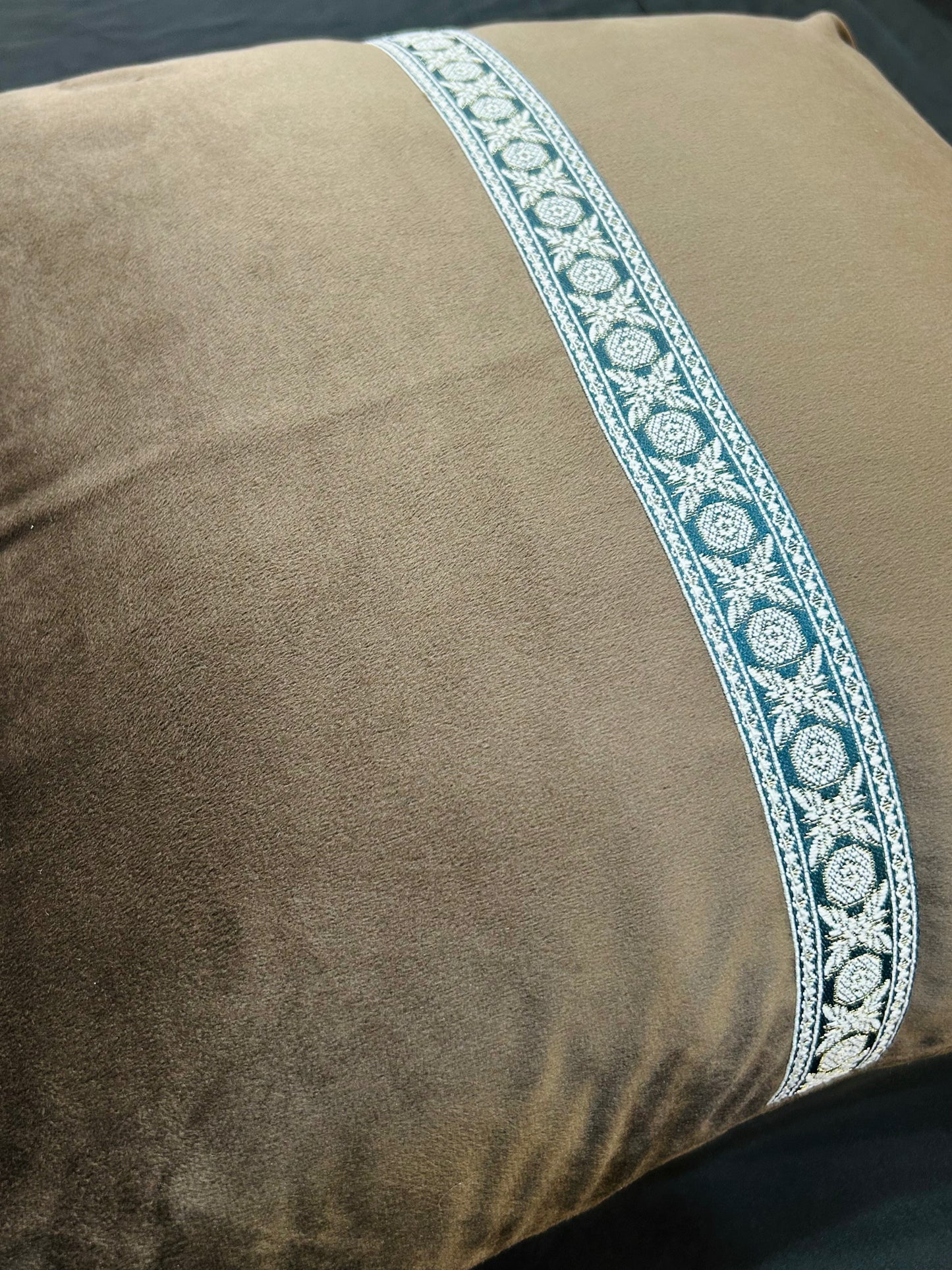 Velvet Single Mid Line 18x18 Cushion Cover ( Brown )