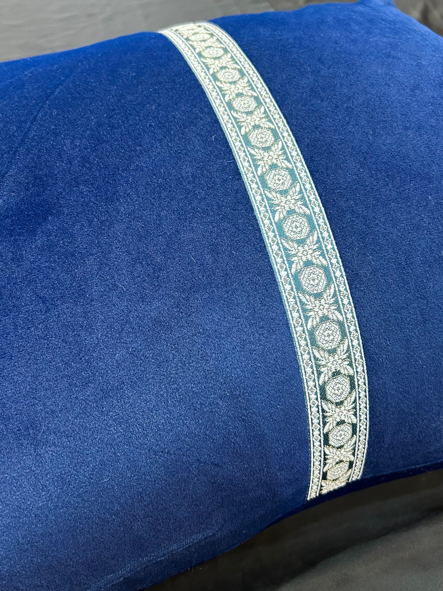 Velvet Single Mid Line 18x18 Cushion Cover ( Blue )