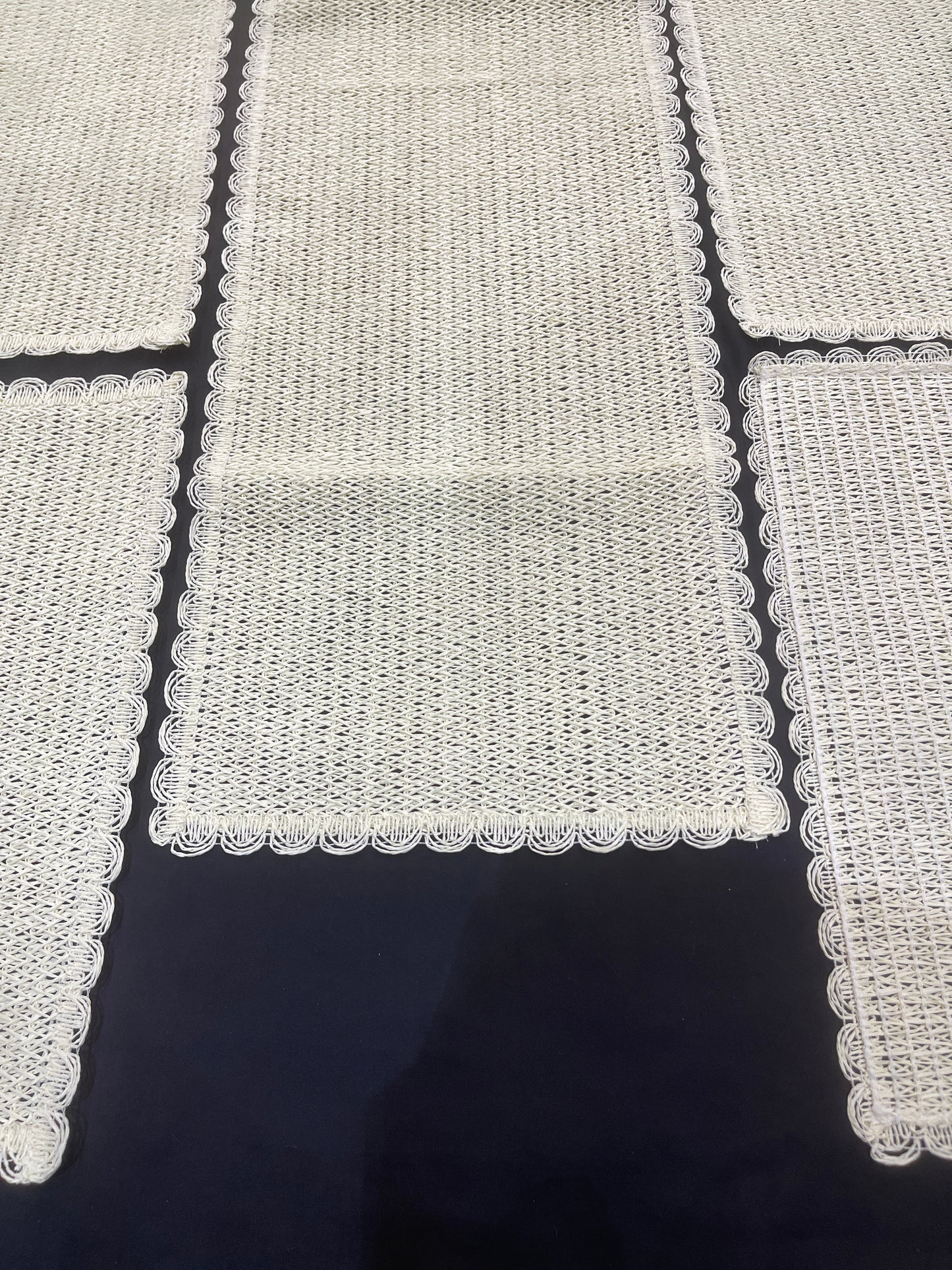 Fine Quality Plain Plastic 7 PC SET ( 1 Runner & 6 Mats )