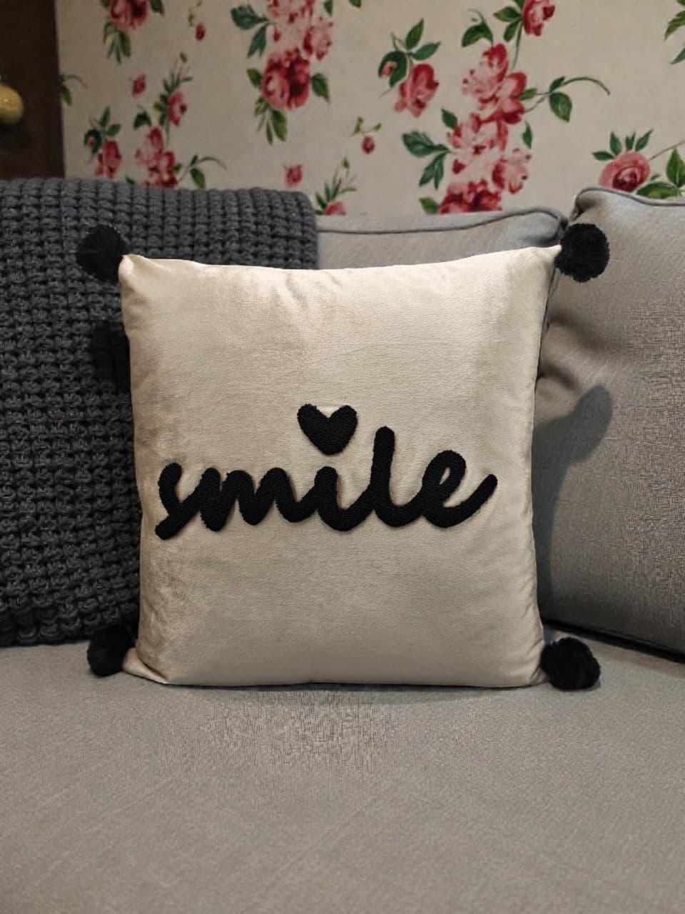 Smile Tussel Cushion