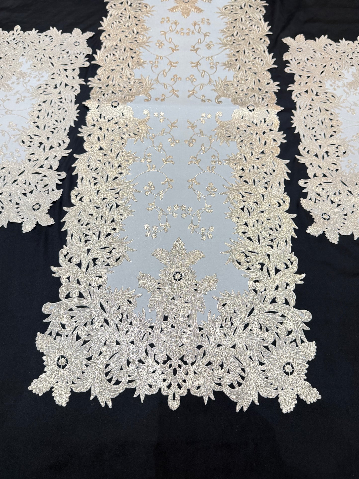 Golden Plastic 7 PC SET ( 1 Runner & 6 Mats )