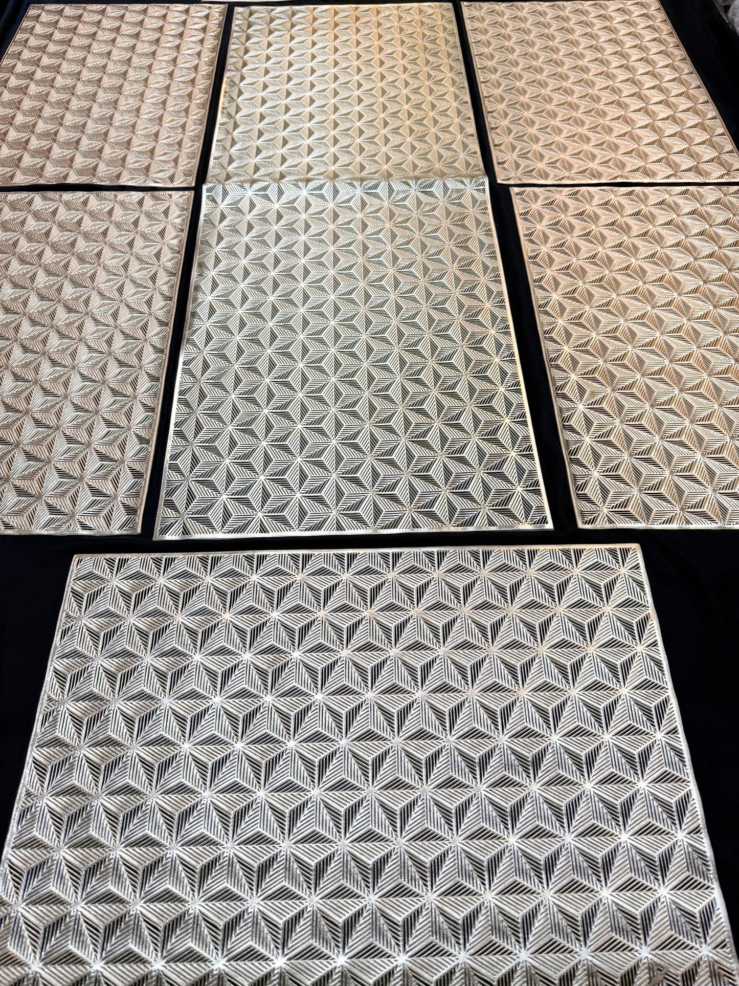 Golden Plastic 7 PC SET ( 1 Runner & 6 Mats )