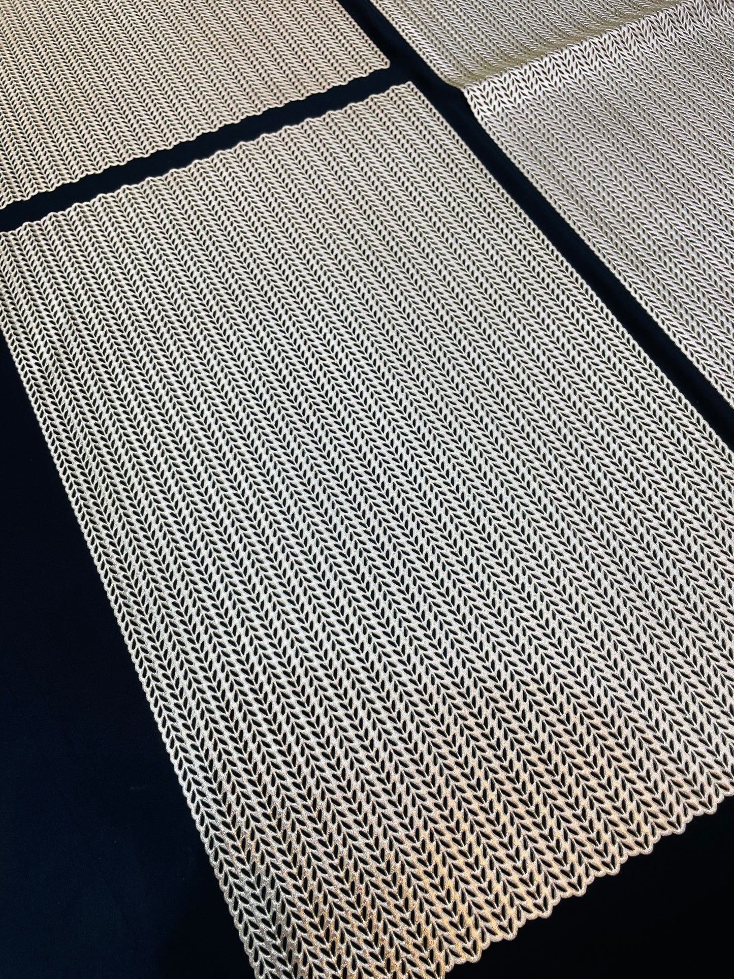 Golden Plastic 7 PC SET ( 1 Runner & 6 Mats )