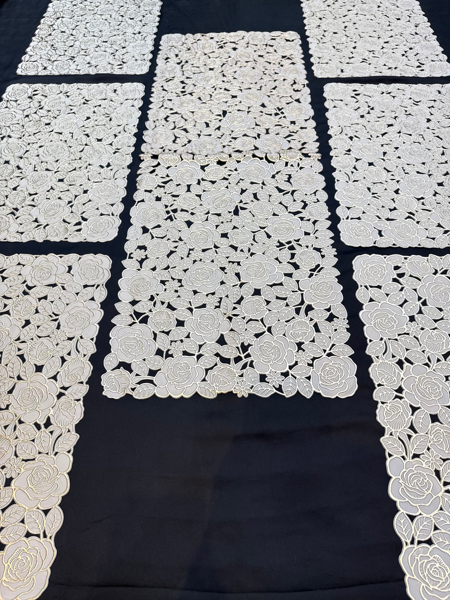 Golden Plastic 7 PC SET ( 1 Runner & 6 Mats )