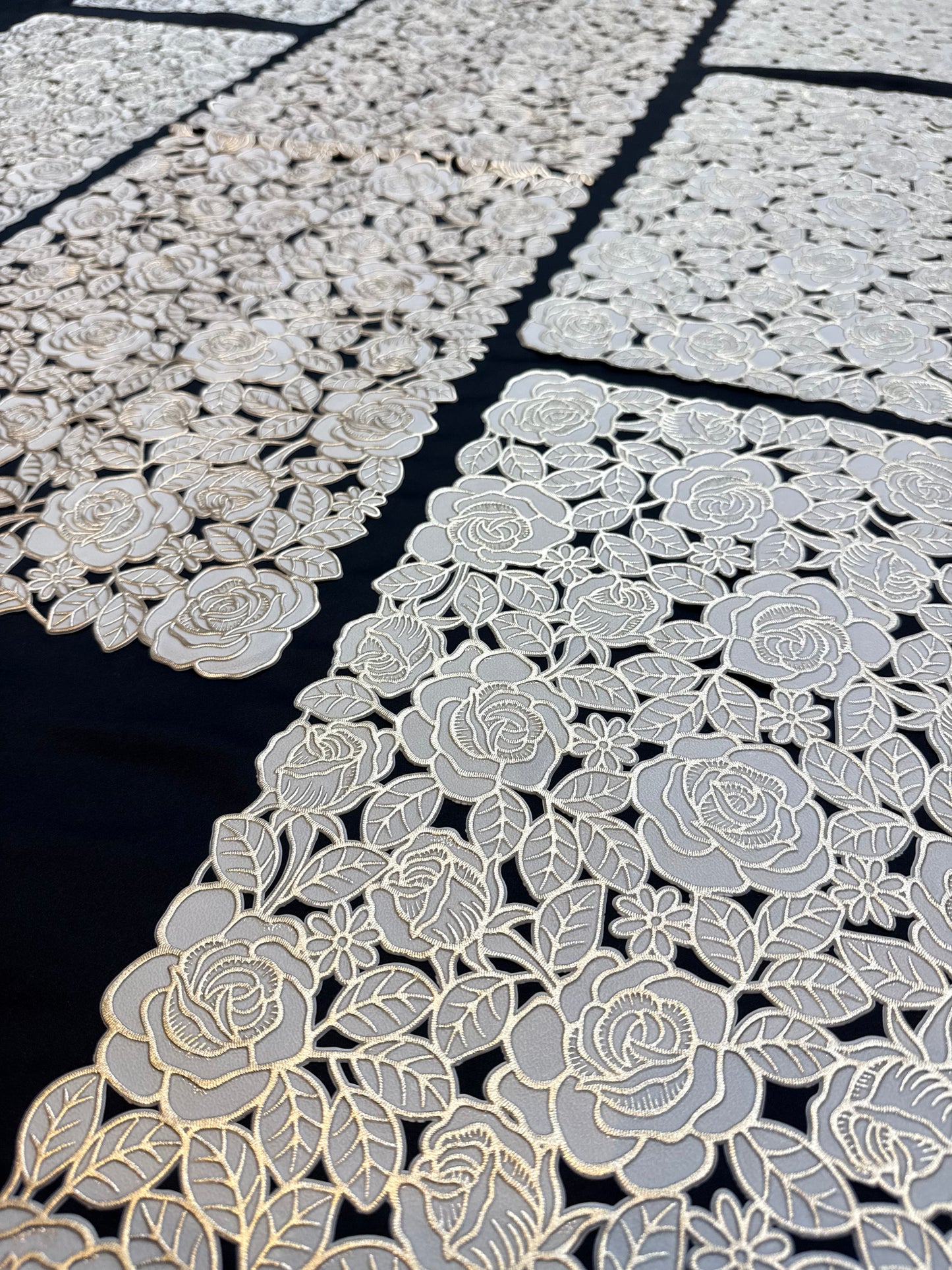 Golden Plastic 7 PC SET ( 1 Runner & 6 Mats )