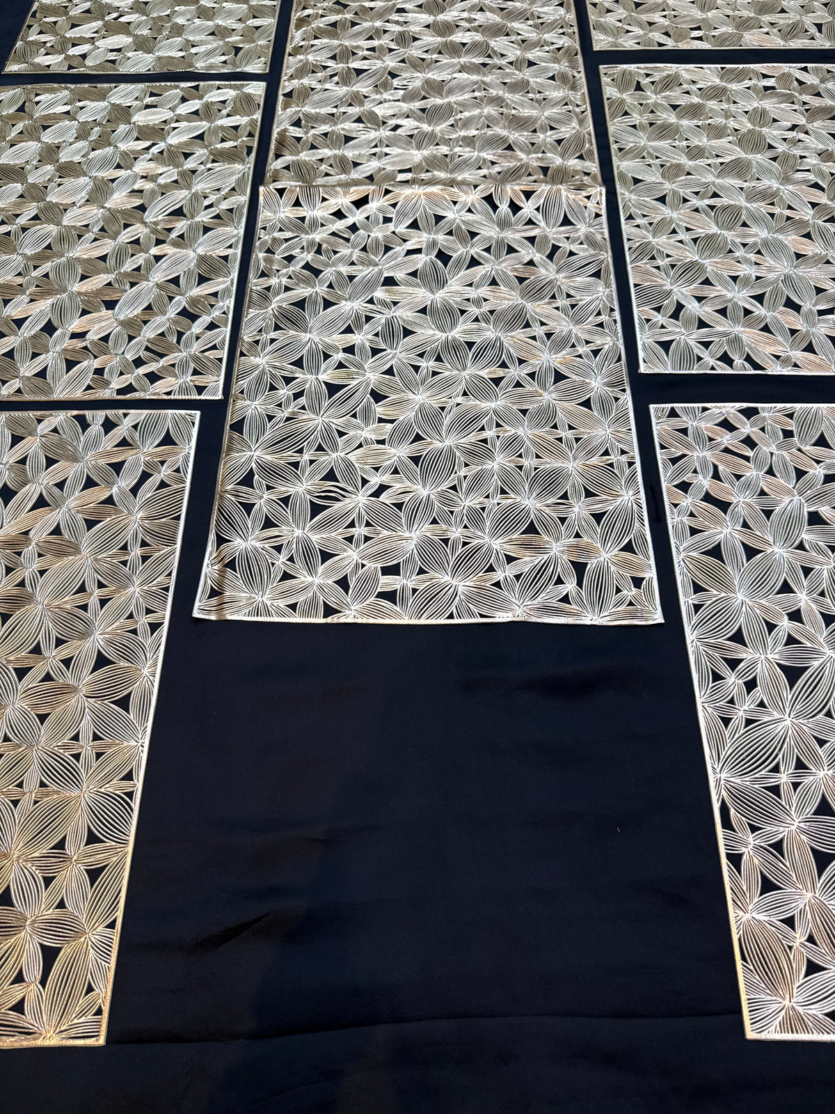Golden Plastic 7 PC SET ( 1 Runner & 6 Mats )