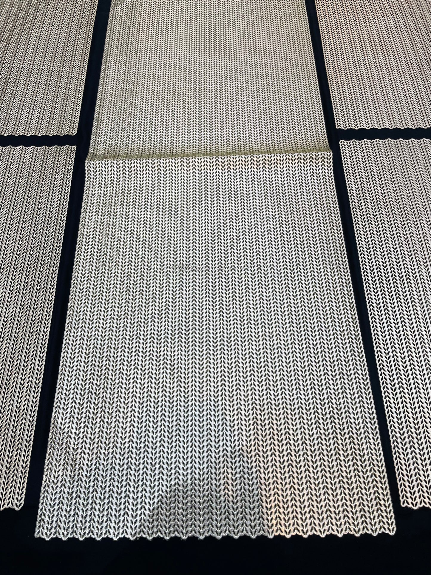 Golden Plastic 7 PC SET ( 1 Runner & 6 Mats )
