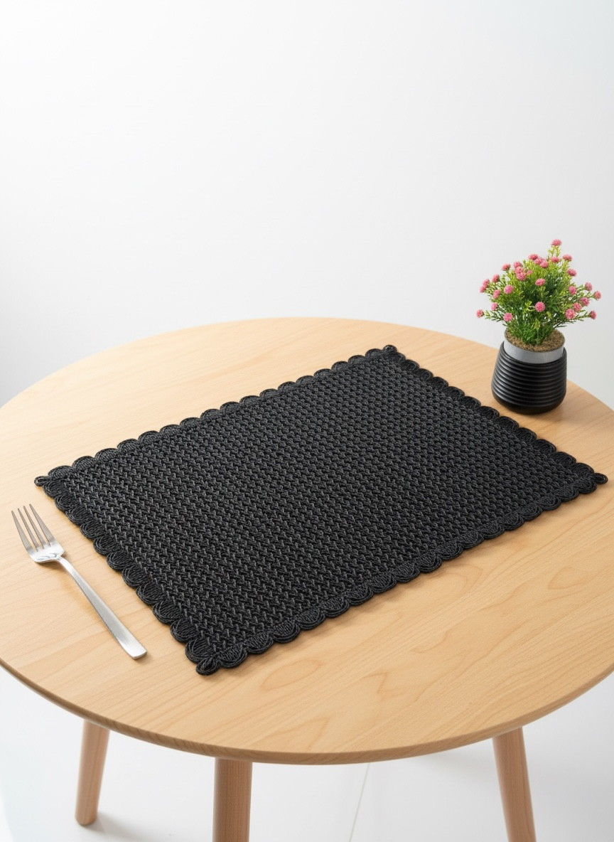 Fine Quality Plain Plastic 7 PC SET ( 1 Runner & 6 Mats )