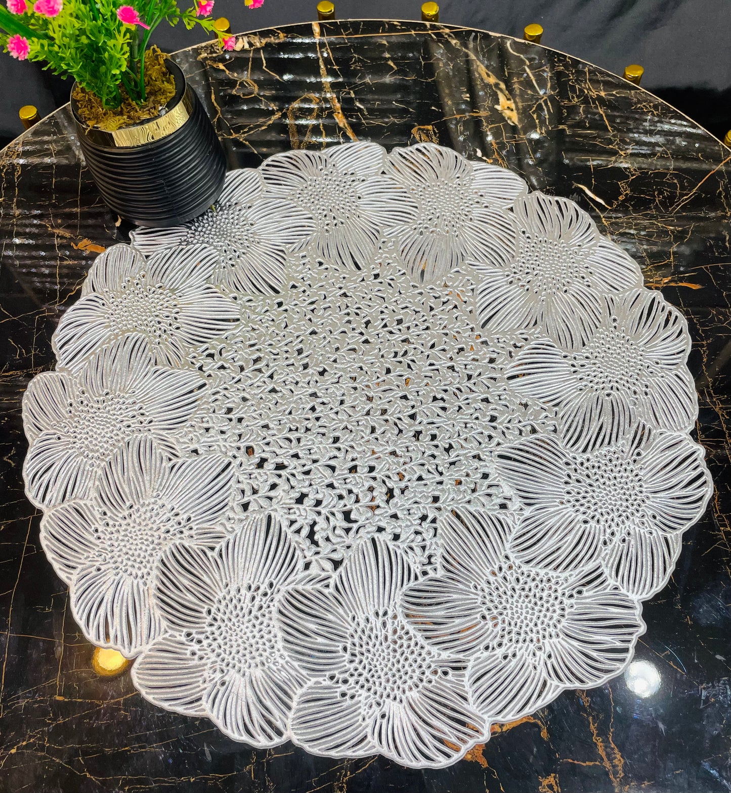6pcs Plastic Golden Table Mats (Golden)