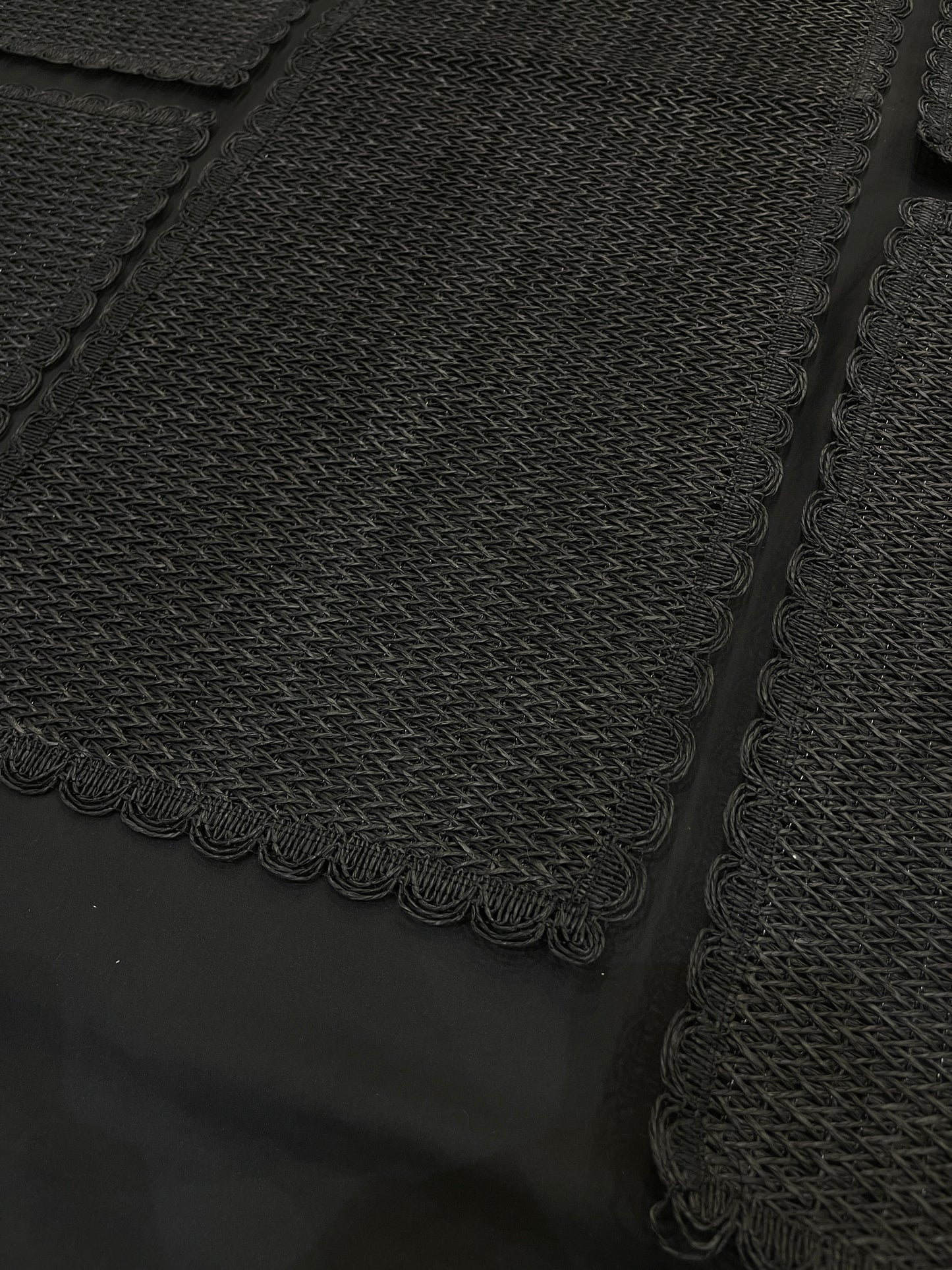 Fine Quality Plain Plastic 7 PC SET ( 1 Runner & 6 Mats )