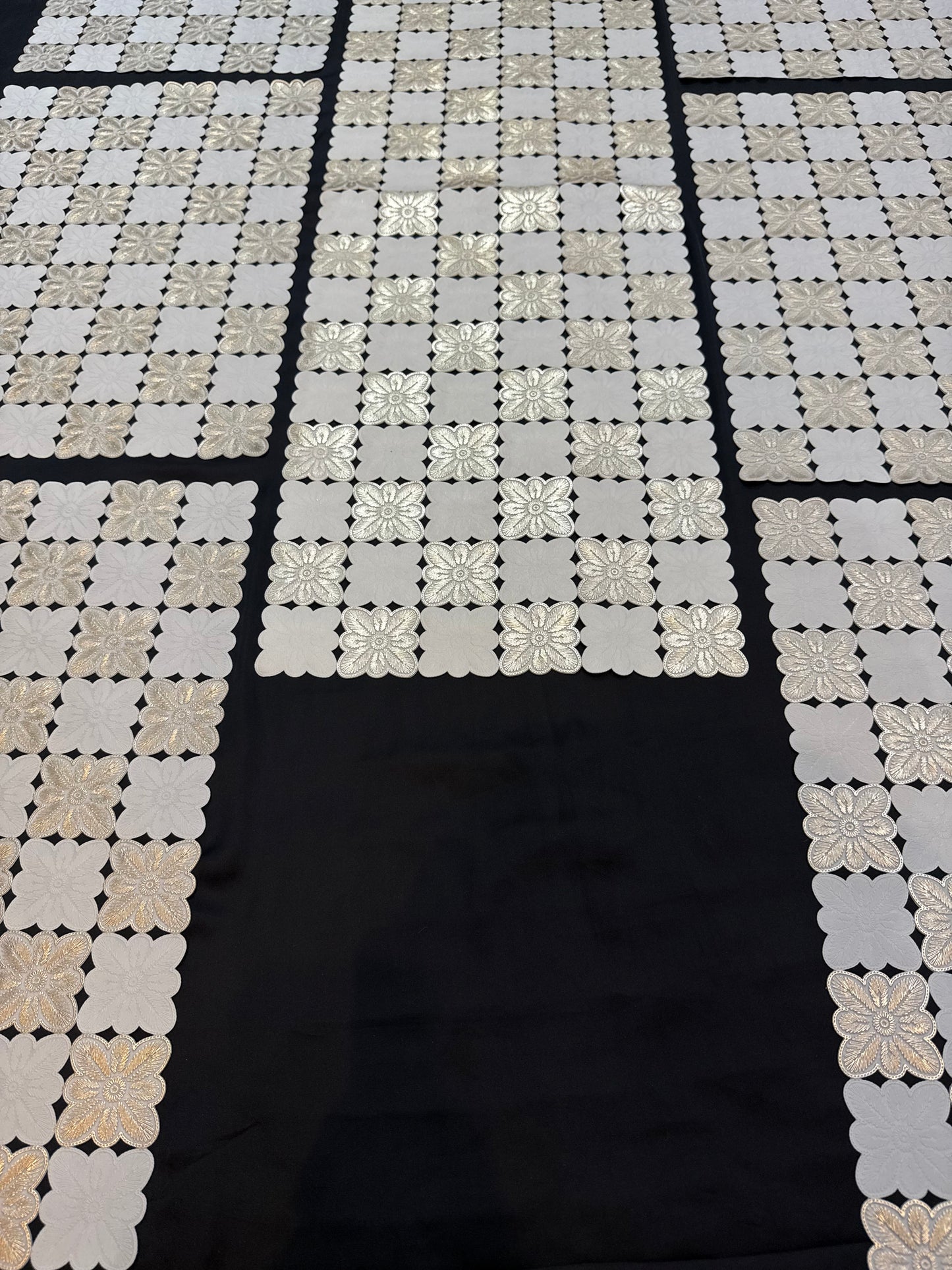 Golden Plastic 7 PC SET ( 1 Runner & 6 Mats )