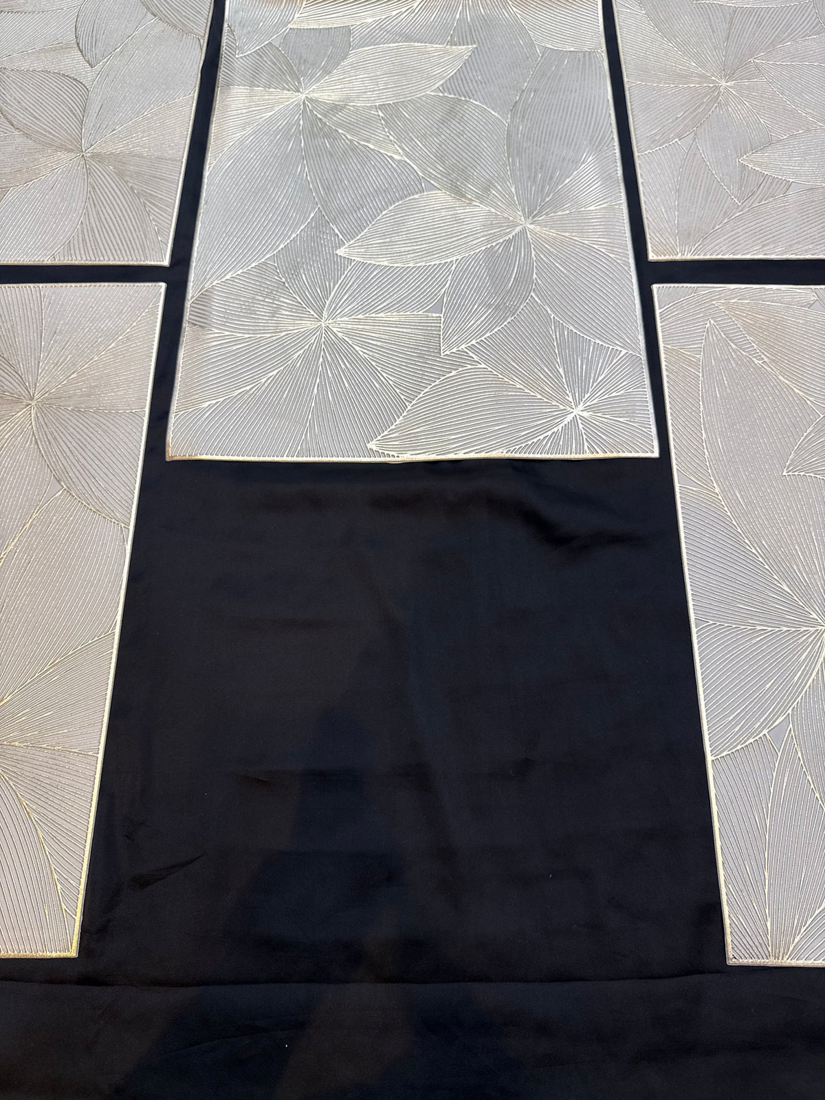 White Golden Plastic 7 PC SET ( 1 Runner & 6 Mats )
