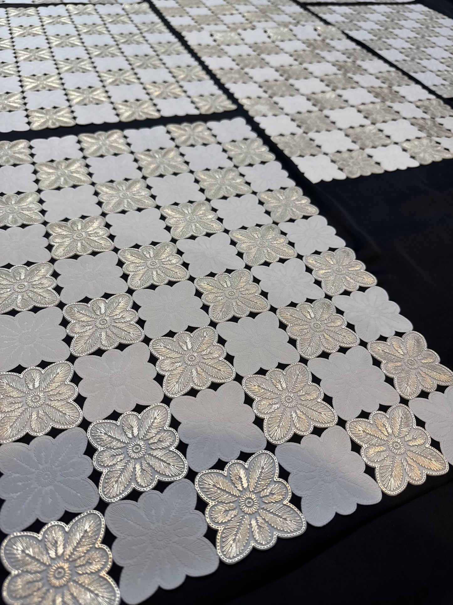 Golden Plastic 7 PC SET ( 1 Runner & 6 Mats )